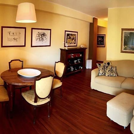 Elegante Trilocale Con Garage, Terrazzo E Vista Montagne Apartment บาร์โดเนกเกีย ภายนอก รูปภาพ