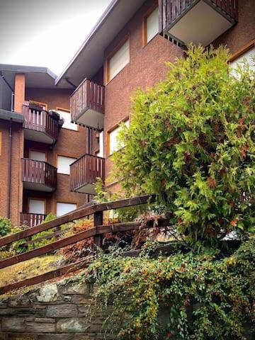 Elegante Trilocale Con Garage, Terrazzo E Vista Montagne Apartment บาร์โดเนกเกีย ภายนอก รูปภาพ